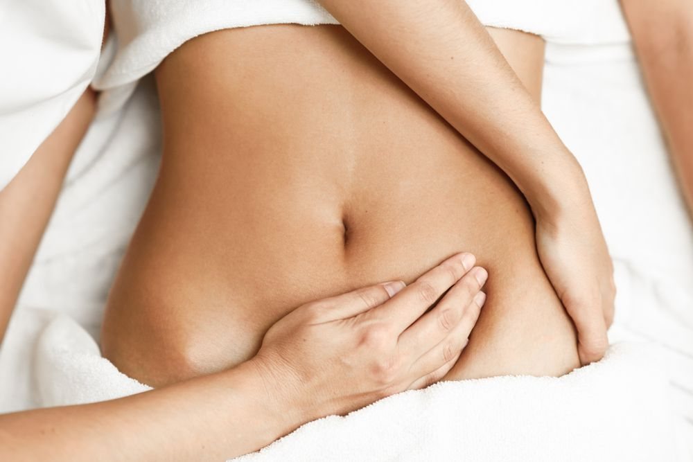 Osteopathische Behandlung am Bauch